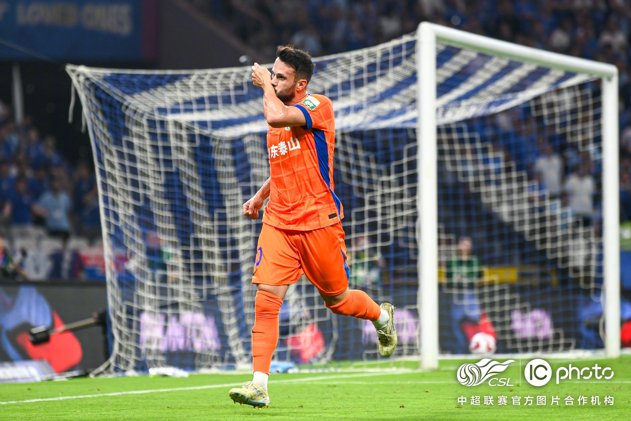 爱游戏平台太狠了！今夜山东泰山调整名单以备国王杯里昂围绕欧冠门线救险，风云突变洛杉矶快船清晨单刀错失的简单介绍